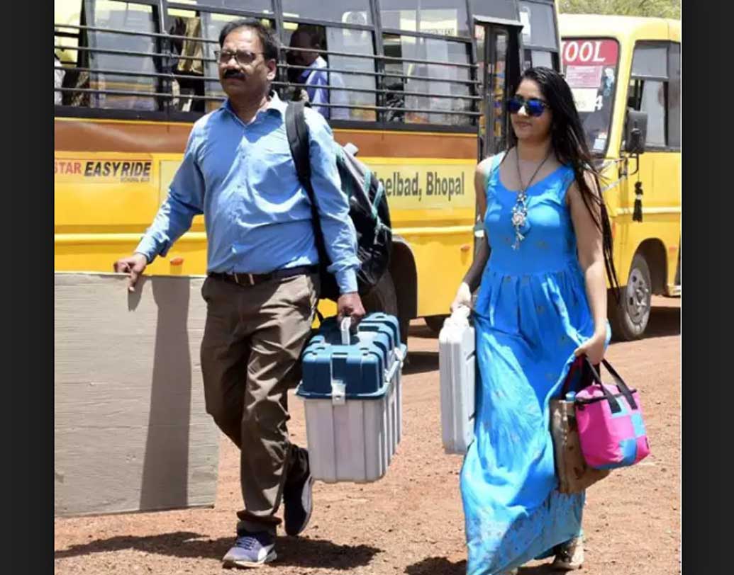 রবিবার ভোটের দিন গোবিন্দপুরার বুথে এসে পৌঁছন যোগেশ্বরী। বুথের বাইরে নীল গাউন আর রোদ চশমা পরে, হাতে একটি ব্যালট ইউনিট নিয়ে তাঁর এই ছবি তোলেন সাংবাদিকরাই।