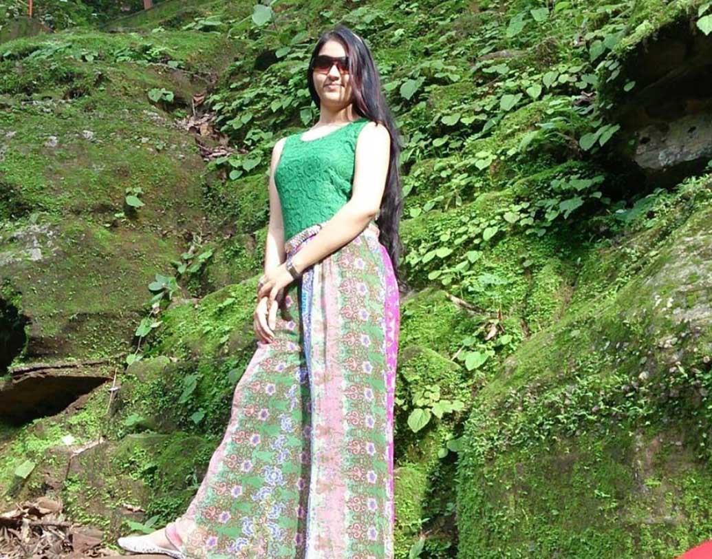 পোলিং অফিসার মানেই সাধারণত শাড়ি বা সালোয়ার পরবেন— এই ধারনা যেন মুহূর্তে ভেঙে ফেলেছেন তিনি। তাই সাংবাদিকদেরও দৃষ্টি আকর্ষণ করে নিয়েছিলেন।