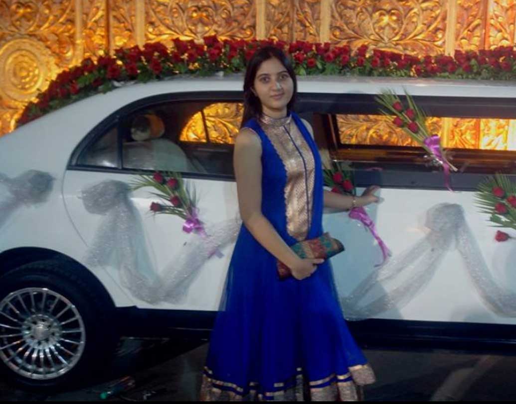 ফেসবুকে প্রতি মুহূর্তে বন্ধুত্বের অনুরোধ পাচ্ছেন তিনি। বাড়ির বাইরে, কর্মক্ষেত্রে, আত্মীয়-পরিজনের কাছে এখন তিনি সেলিব্রিটি।