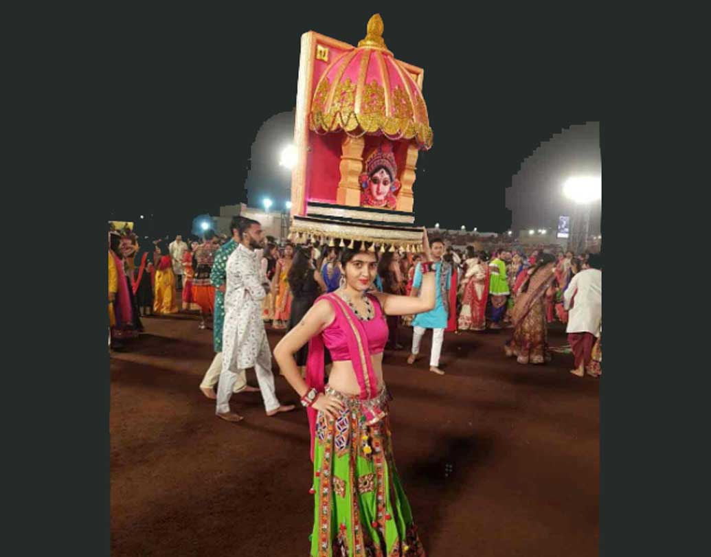 যোগেশ্বরী জানালেন, ‘‘সবাই নিজস্বী তুলতে চাইছে। মিনিটে মিনিটে সোশ্যাল মিডিয়ায় বন্ধু হওয়ার অনুরোধ পাচ্ছি। এ বার দেখছি প্রোফাইল আর পাবলিক রাখা যাবে না, লুকোতে হবে...।’’