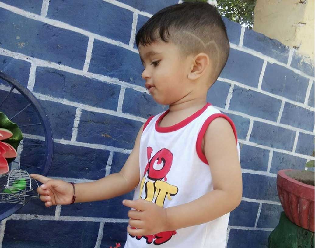 তাঁর ছেলেও যে এখন থেকেই মায়ের মতো ফ্যাশন সচেতন, তা ছবি দেখলেই বোঝা যায়।