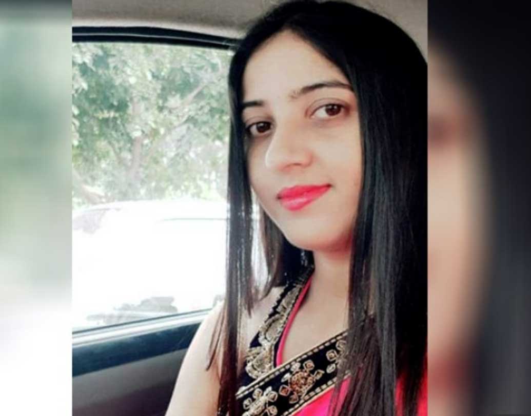 যোগেশ্বরীর বলেন, ‘‘রোজ যে রকম পোশাক পরি, তেমনই পরেছিলাম। কোনও ফ্যাশন রোলমডেল নেই। পোশাক দিয়ে কাউকে বিচার করা ঠিক নয়। কাজের দক্ষতা দিয়েই দেখা উচিত।’’