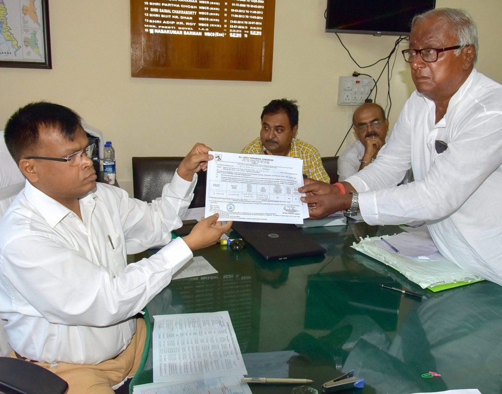 নারদ কাণ্ডে নাম জড়িয়েছিল পদার্থবিদ্যার এই অধ্যাপকের। তাঁকে জেরাও করেছে সিবিআই। বিতর্কও বেড়েছে প্রার্থীকে ঘিরে। কিন্তু আস্থা রেখেছেন দলনেত্রী মমতা বন্দ্যোপাধ্যায়।