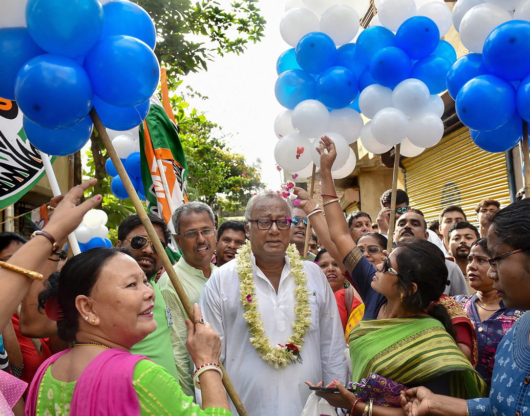 সৌগতর ফ্ল্যাট কোথায়, তাঁর বর্তমান বাজারদর কত? কোন মডেলের কতগুলি গাড়ি রয়েছে তাঁর? ব্যাঙ্কে জমা টাকার পরিমাণ কত? নির্বাচন কমিশনে মনোনয়নপত্র জমা দেওয়ার সময় সৌগত যে হলফনামা দিয়েছেন, তাতে এই সব সম্পত্তির উল্লেখ রয়েছে।