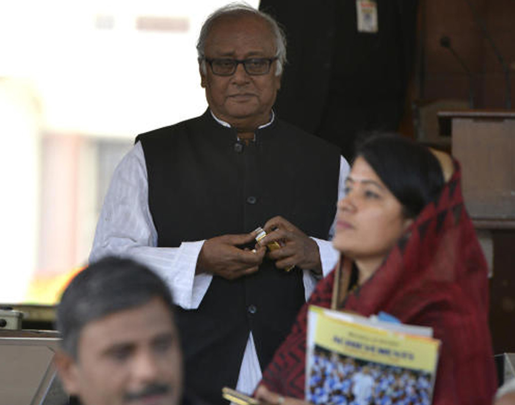 হলফনামায় সৌগত রায় জানিয়েছেন, তাঁর এবং তাঁর স্ত্রীর হাতে এই মুহূর্তে নগদ টাকার পরিমাণ ১০ হাজার এবং ৫ হাজার টাকা।