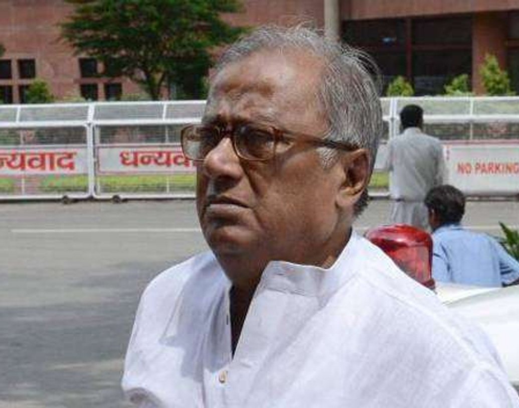 সৌগত হলফনামায় জানিয়েছেন, তাঁর এবং তাঁর স্ত্রীর স্থাবর সম্পত্তির পরিমাণ ১০ লক্ষ টাকা এবং ৯০ লক্ষ টাকা।