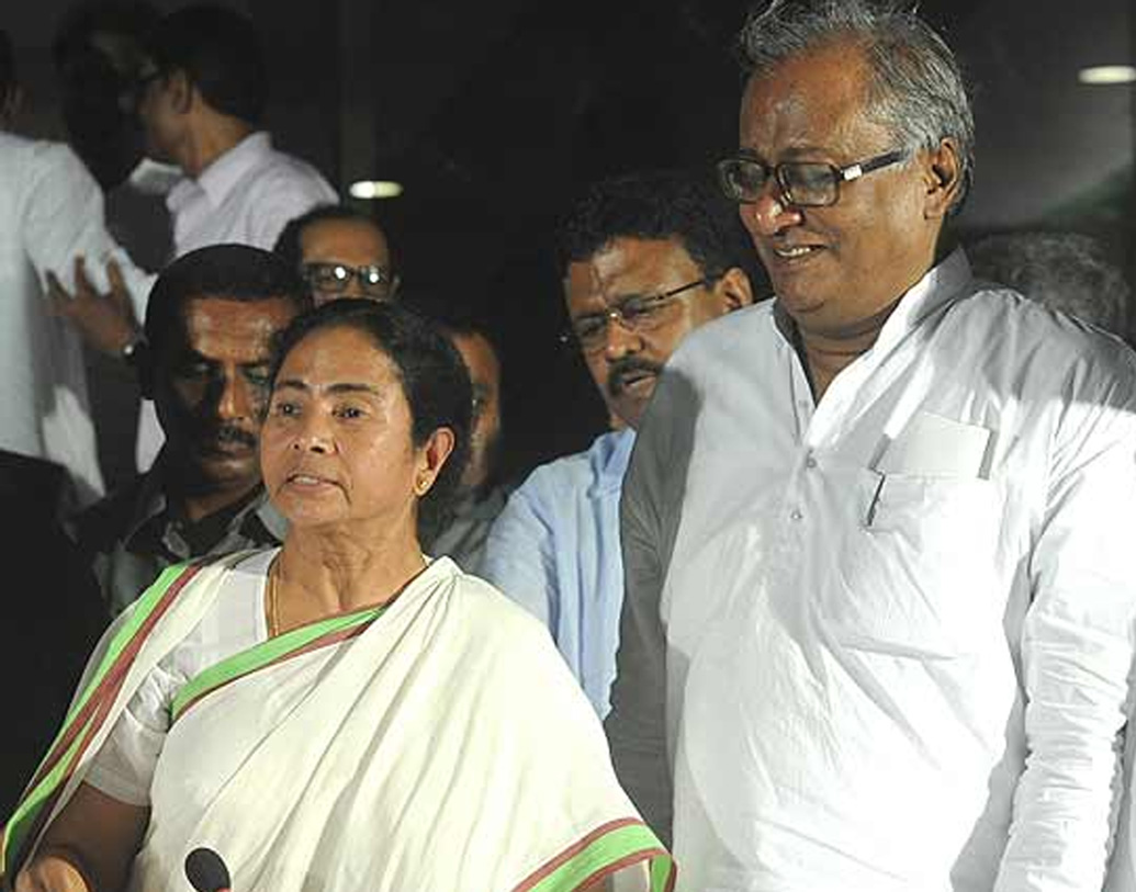 শিক্ষাগত যোগ্যতায় নিজেকে স্নাতকোত্তর বলে উল্লেখ করেছেন দমদমের এই তৃণমূল প্রার্থী।