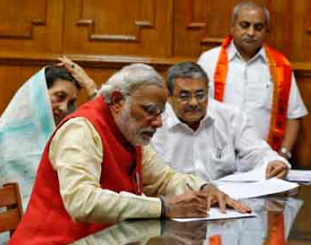 হলফনামায় স্ত্রীর সম্পত্তির পরিমাণ নিয়ে কোনও তথ্য দেননি তিনি। ওই অংশটা ফাঁকা রেখে দিয়েছেন।