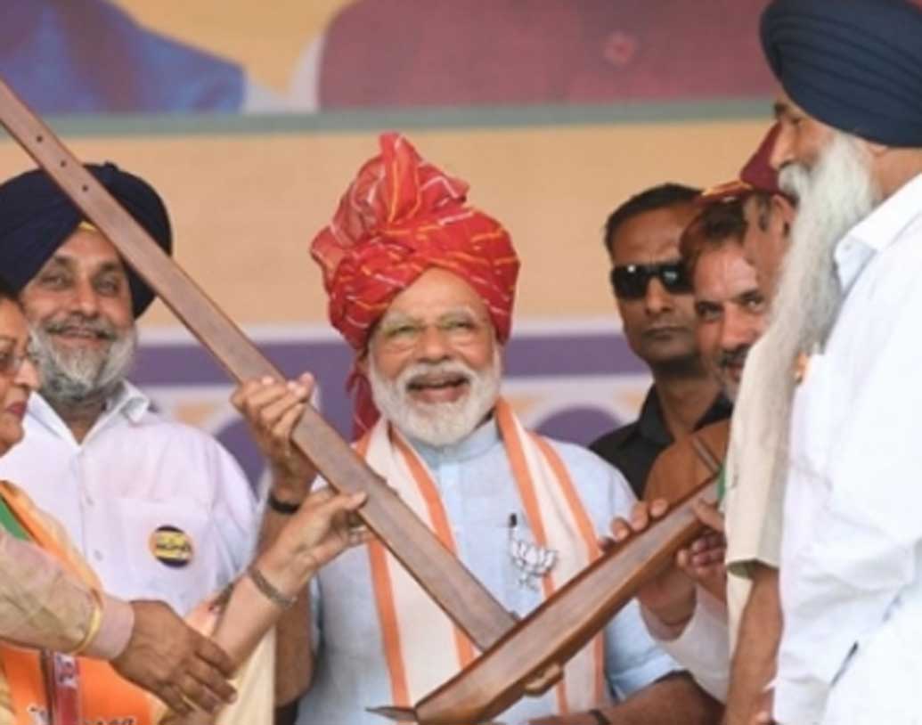 তিনি যা আয় করেন তা সরকারের থেকে প্রাপ্ত মাইনে এবং ব্যাঙ্ক আমানত থেকে প্রাপ্ত সুদ বলে হলফনামায় জানিয়েছেন নরেন্দ্র মোদী।