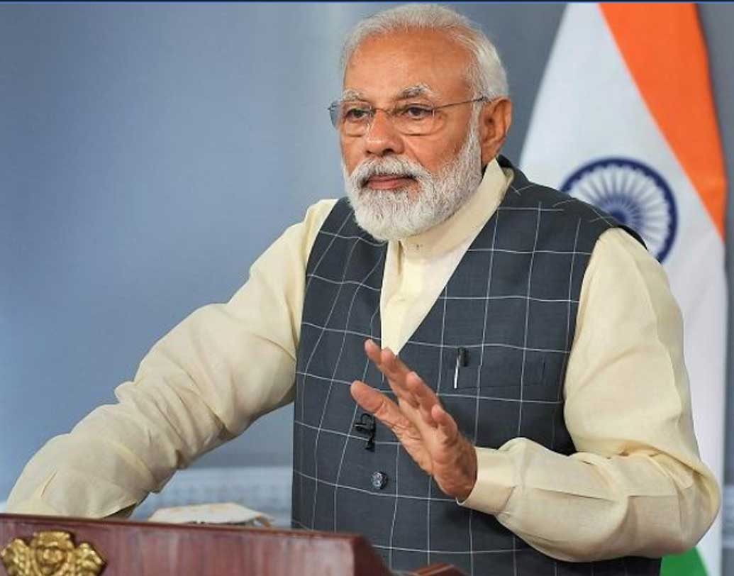 হলফনামায় মোদী নিজেকে স্নাতকোত্তর বলে উল্লেখ করেছেন। ১৯৭৮ সালে দিল্লি বিশ্ববিদ্যালয় থেকে স্নাতক হন। তারপর ১৯৮৩ সালে গুজরাত বিশ্ববিদ্যালয় থেকে স্নাতকোত্তর ডিগ্রি অর্জন করেন বলে উল্লেখ করা হয়েছে হলফনামায়।