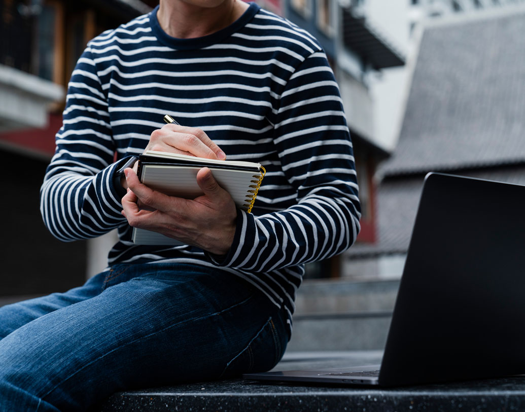 ‘ডেনিম’ কাপড়ের জিন্সই প্রথম থেকে সবচেয়ে বেশি প্রচলিতও আরামদায়ক। ডেনিম শব্দটি এসেছে ফরাসি শব্দ ‘সেরজে দে নিমস’ থেকে। নিমস শহরের দরজিরা শক্ত কাপড়ের এই পোশাক প্রথম বানান। তাই জিন্সের দুনিয়ায় ডেনিমের কদরই আলাদা।