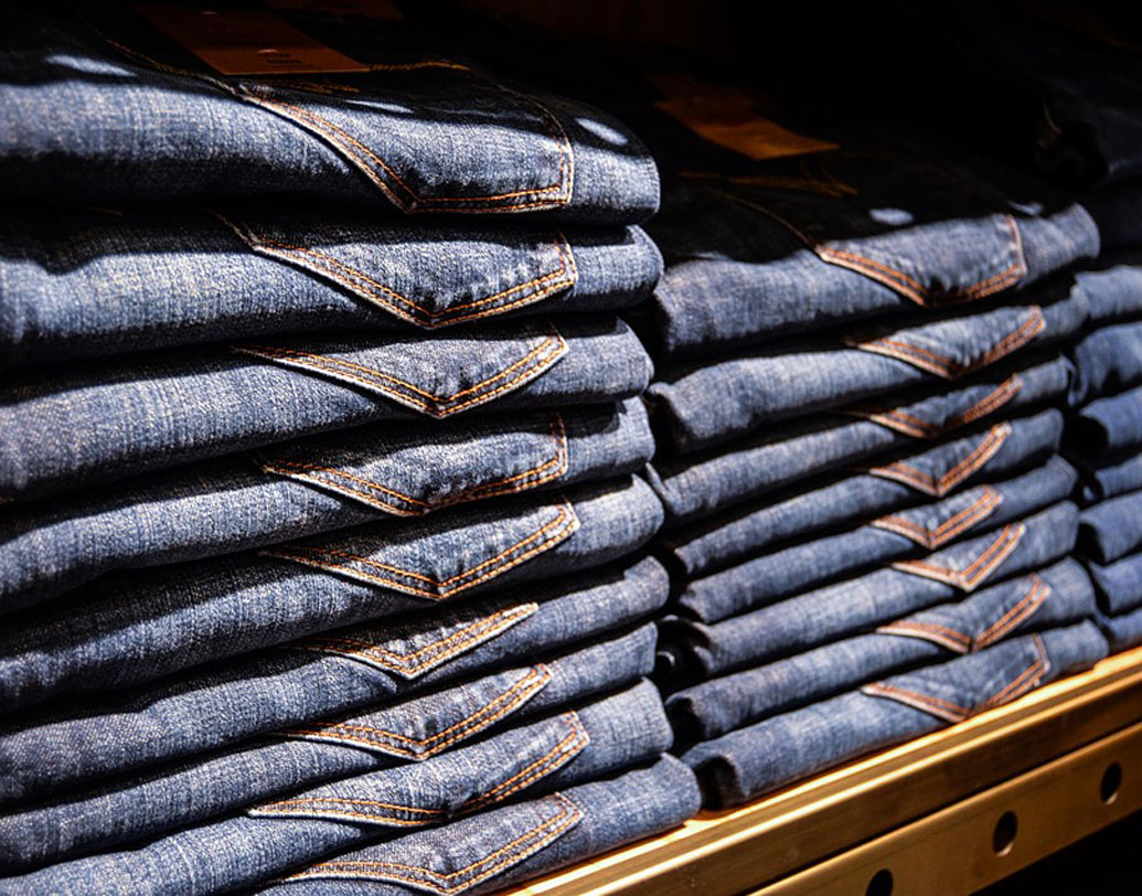 পৃথিবীর ৫০ শতাংশের বেশি জিন্স ভারত ও চিনে তৈরি হয়।প্রতিবছর ভারতে আনুমানিক ৬০০০ কোটি টাকার জিন্স বিক্রি হয়। এই দৌড়ে সবাইকে পিছনে ফেলে এই মুহূর্তে জেট গতিতে দৌড়চ্ছে র্যারঙ্গলার।