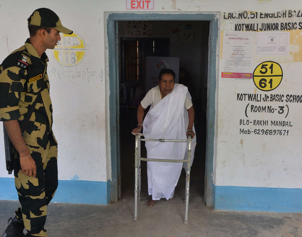 ভোটকেন্দ্র থেকে বেরনোর পরই ভোটারদের মধ্যে সমীক্ষা চালানো হয়। বেশ কয়েকটি সংস্থা এই সমীক্ষা চালায়। কোন দল কেমন ফল করবে, তার একটা আভাস এই সমীক্ষা থেকে পাওয়া যায়।
