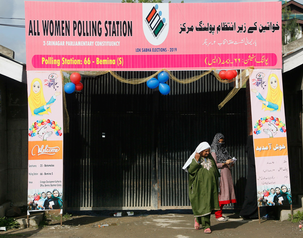 সারা ভারতে বিভিন্ন সংস্থা এই সমীক্ষা চালায়। বুথফেরত সমীক্ষার প্রথম ধাপ হল স্যাম্পলিং বা নমুনা সংগ্রহ। কোনও কোনও সংস্থা লোকসভা কেন্দ্র থেকে নমুনাগুলির র‌্যান্ডম স্যাম্পলিং করে, কেউ কেউ সিস্টেমেটিক স্যাম্পলিং করে।