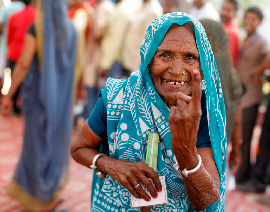 ষাটের দশকে দিল্লির সেন্টার ফর দ্য স্টাডি অব ডেভেলপিং সোসাইটিজ এটি শুরু করেছিলে। ১৯৮০-র দশকে গণমাধ্যমের দ্বারা ভোট সমীক্ষা তার পর শুরু হয়।