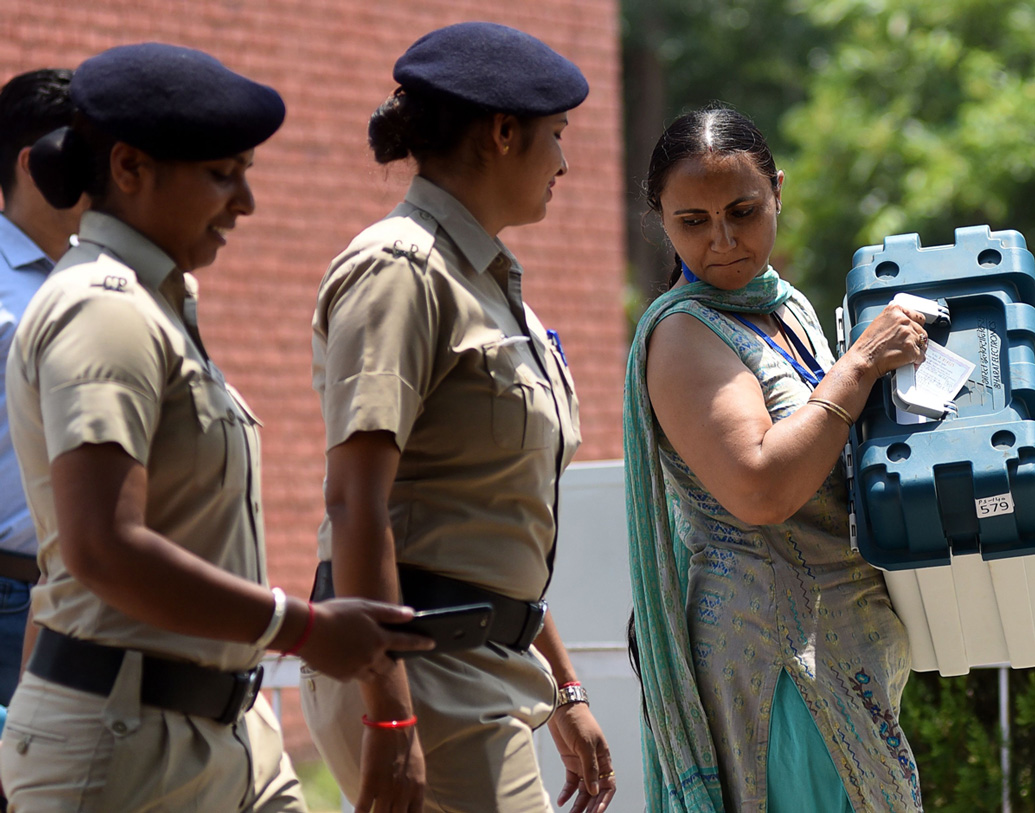 ২০০৪ সালে নির্বাচন কমিশন কেন্দ্রীয় আইন মন্ত্রকে আবেদন করে ভোট শেষ হওয়ার আগে বুথফেরত সমীক্ষার ফল প্রকাশ না করার আবেদন জানায়। এই বিষয়ে সংশোধনী প্রস্তাব আনার আবেদনও জানানো হয়।
