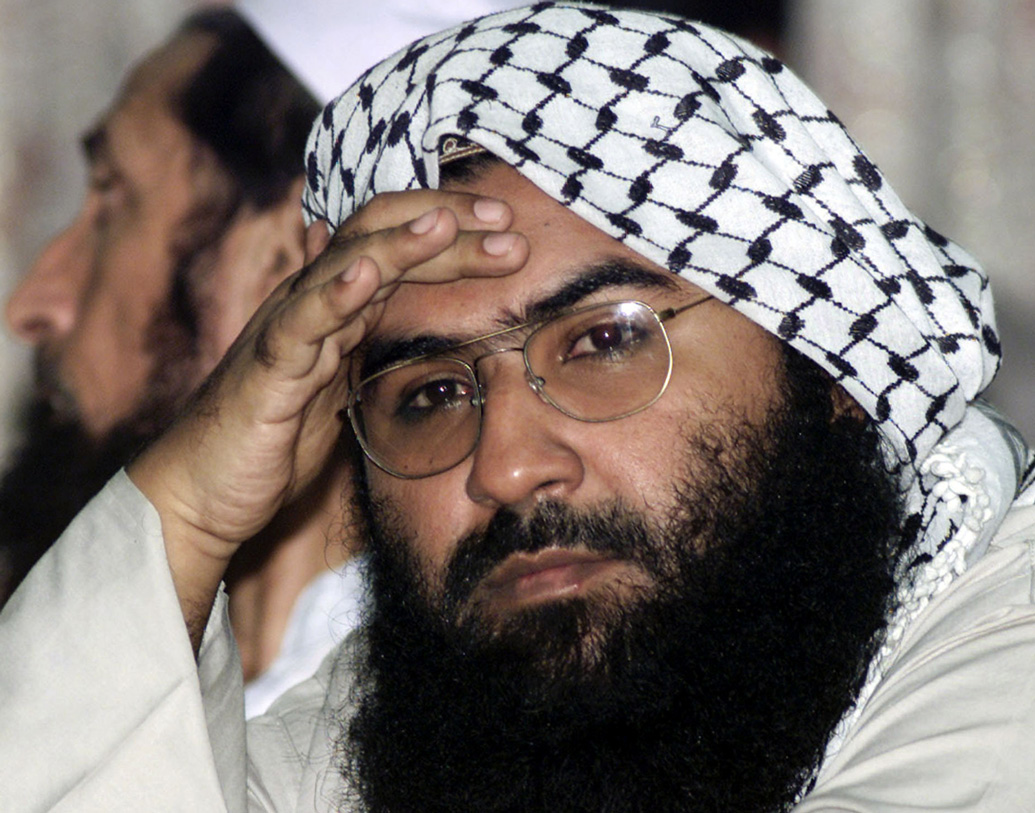 পৃথিবীর কোনও দেশ মাসুদকে ঢুকতে বা বেরতে দেবে না। যে দেশে মাসুদ থাকবে, সেখানেও তার গতিবিধির উপর আগাগোড়া নজর রাখতে হবে পাকিস্তানকে। অর্থাৎ, কার্যত গৃহবন্দি হয়েই কাটাতে হবে মাসুদকে। সন্ত্রাসের নকশা তৈরিতে তার কার্যকারিতা কমবে অনেকটাই।