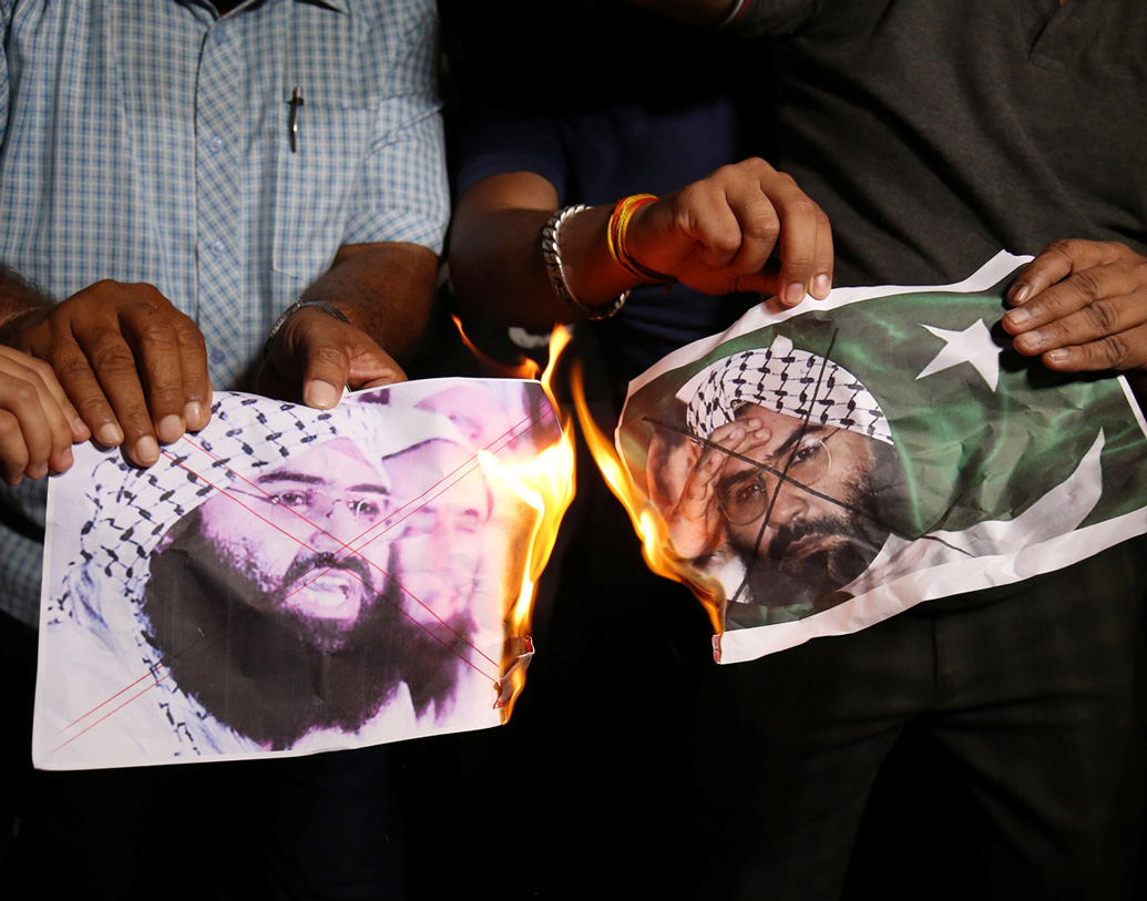 কোনও রকম অস্ত্র কেনাবেচায় অংশ নিতে পারবে না মাসুদ আজহার। কোনও ব্যক্তি, রাষ্ট্র বা কোম্পানি তাকে অস্ত্র দিলে বা তার থেকে অস্ত্র নিলে রাষ্ট্রপুঞ্জের কঠোর শাস্তির মুখে পড়বে। অর্থাৎ, সশস্ত্র জঙ্গি সংগঠন জইশ-ই-মহম্মদকে অস্ত্র দিয়ে কোনও সাহায্য করতে পারবে না পাকিস্তান বা কোনও কোম্পানি।