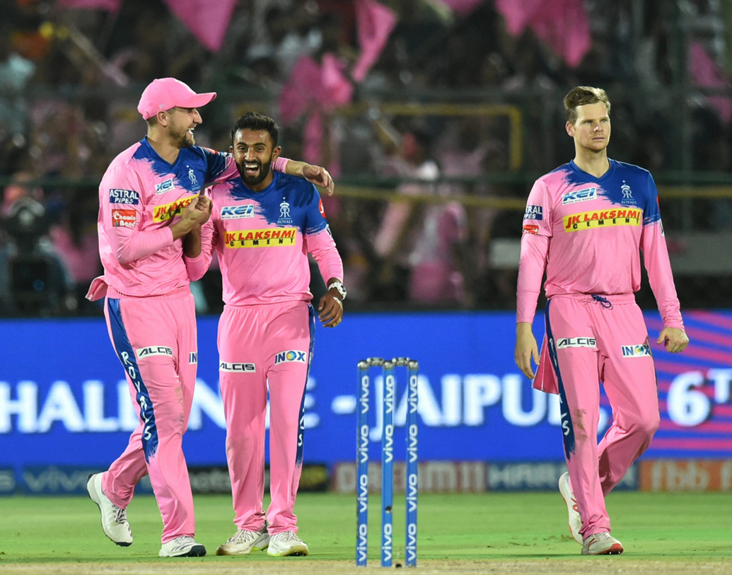 ২০১৩-২০১৪ সালে ঘরোয়া ক্রিকেটে ডেবিউ হওয়া শ্রেয়স সম্পর্কে রঞ্জিজয়ী কর্নাটক কোচ জে অরুণকুমার বলেন, অন্যদের থেকে আর্ম স্পিড একটু কম গোপালের। তাই আঙুল দেখে বোঝা মুশকিল কোন গতিতে বল আসছে। এতে ব্যাটসম্যানদের অসুবিধা অনেক বেশি হয়।