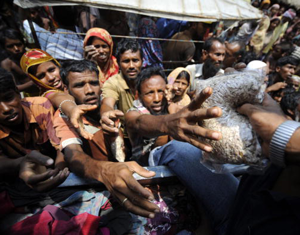 এর আগেও বিধ্বংসী ঘূর্ণিঝড়ের মুখোমুখি হয়েছে দেশ। ২০০৯ সালে মে মাসের তীব্র গরমে ঘণ্টায় প্রায় ১২০ কিলোমিটার গতিতে পশ্চিমবঙ্গের উপকূলে আছড়ে পড়েছিল ঘূর্ণিঝড় আয়লা। নদীবাঁধ ভেঙে তছনছ হয়ে গিয়েছিল সুন্দরবন-সহ বাংলাদেশের একাংশের জনজীবন।