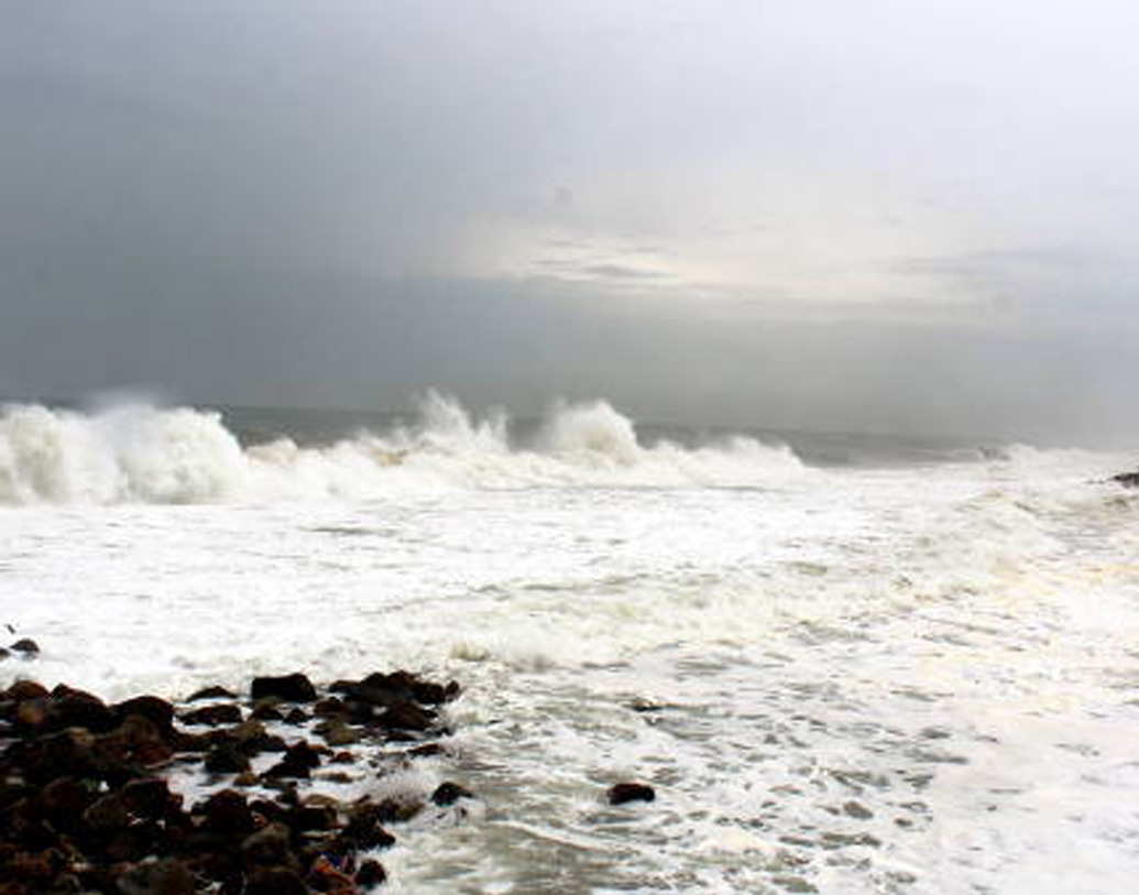 দক্ষিণ-পশ্চিম বঙ্গোপসাগরে ২০১৭ সালের ২৯ নভেম্বর ঘনীভূত হয় ঘূর্ণিঝড় অক্ষি। তামিলনাড়ুর কন্যাকুমারী উপকূলে, পরে গুজরাতে আছড়ে পড়ে এটি। ২৪০০ কিলোমিটার পেরিয়ে ৪০ বছর পর কোনও ‘সিভিয়ার সাইক্লোনিক স্টর্ম’ এত দূর পাড়ি দিয়েছিল। মারা যান ৩৬৫ জন।
