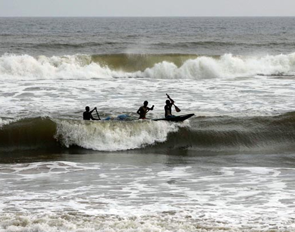 ১৯৯৯-এর অক্টোবর মাসেই ধেয়ে আসা ওই বিধ্বংসী সামুদ্রিক ঝড়ে গঞ্জাম, পুরী-সহ উপকূল ওড়িশা কার্যত ধুয়েমুছে গিয়েছিল। সেই সুপার সাইক্লোনের দাপটে মৃত্যু হয়েছিল অন্তত দশ হাজার মানুষের।