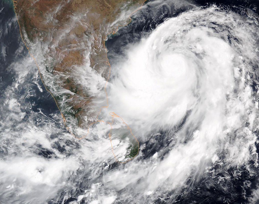 বৃহস্পতিবার সকালে ওড়িশা উপকূল থেকে ঘূর্ণিঝড়ের দূরত্ব প্রায় ৪০০ কিলোমিটার। শক্তি বাড়িয়ে ঘণ্টায় ১০ কিলোমিটার করে এগিয়ে আসছে এই অতি শক্তিশালী ঘূর্ণিঝড়।