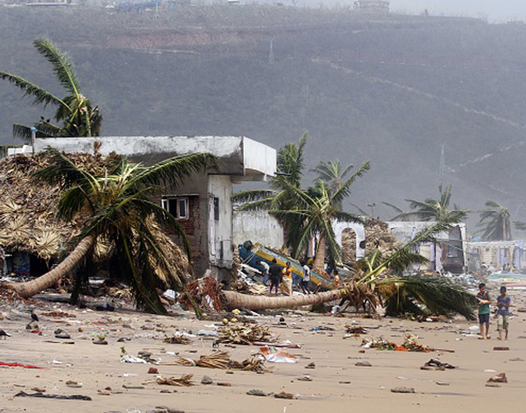 এর আগে থেকেই ব্রিটেন বা অস্ট্রেলিয়া এলাকায় ঝড়ের নামকরণ করা হত। ভারত মহাসাগরে ঘূর্ণিঝড়কে সাইক্লোন বলা হলেও অতলান্তিক মহাসাগরীয় এলাকায় ঘূর্ণিঝড়কে বলা হয় হারিকেন, প্রশান্ত মহাসাগরীয় অঞ্চলে বলা হয় টাইফুন।