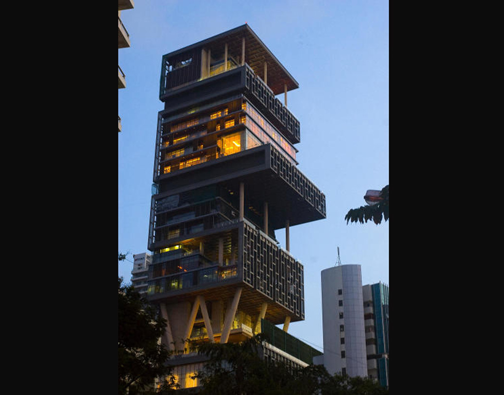 শিকাগোর পার্কিনস অ্যান্ড উইল সংস্থা এবং অস্ট্রেলিয়ার লেয়টন হোল্ডিংসের নকশায় তৈরি অম্বানী পরিবারের এই বাড়ি।