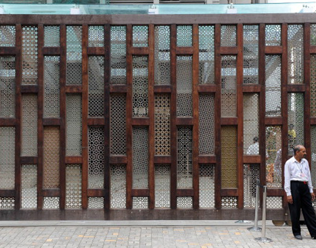 অম্বানীরা ছাড়া বাড়িতে থাকেন ৬০০ জন কর্মচারী। রয়েছেন নিরাপত্তা রক্ষী, দেহরক্ষীরাও।