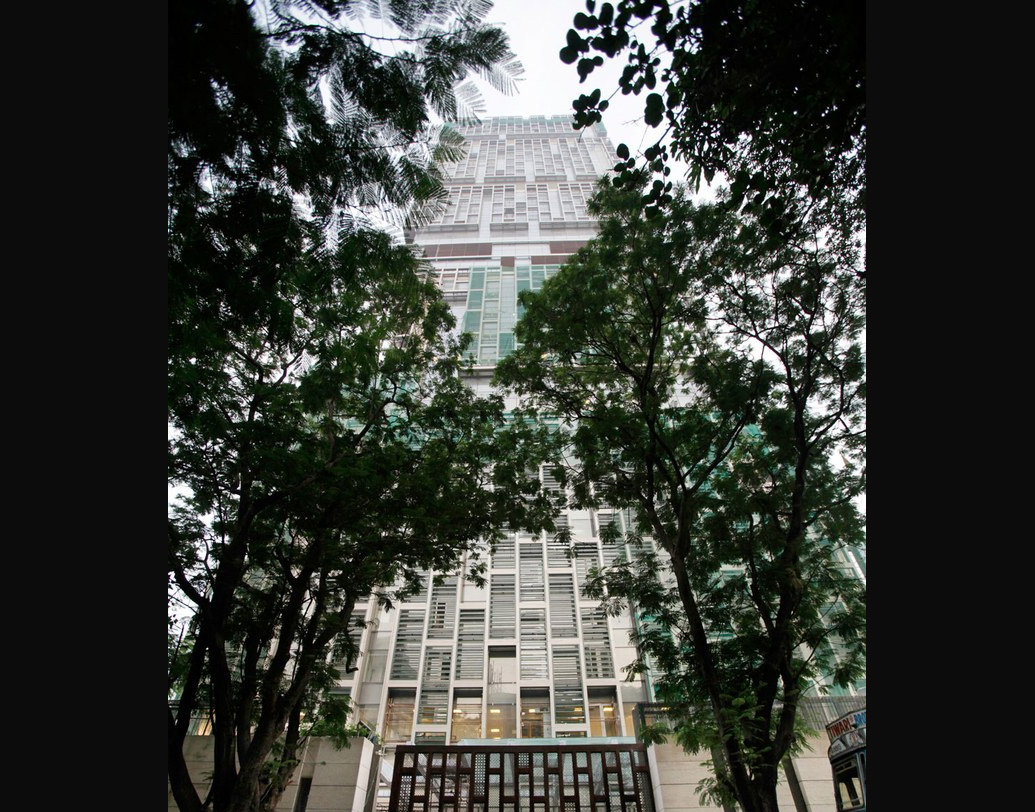 নিজস্ব প্রেক্ষাগৃহ রয়েছে অ্যান্টিলিয়ায়। ৫০টি আসন রয়েছে সেখানে। রয়েছে আইসক্রিম পার্লার, বড় একটি মন্দিরও।