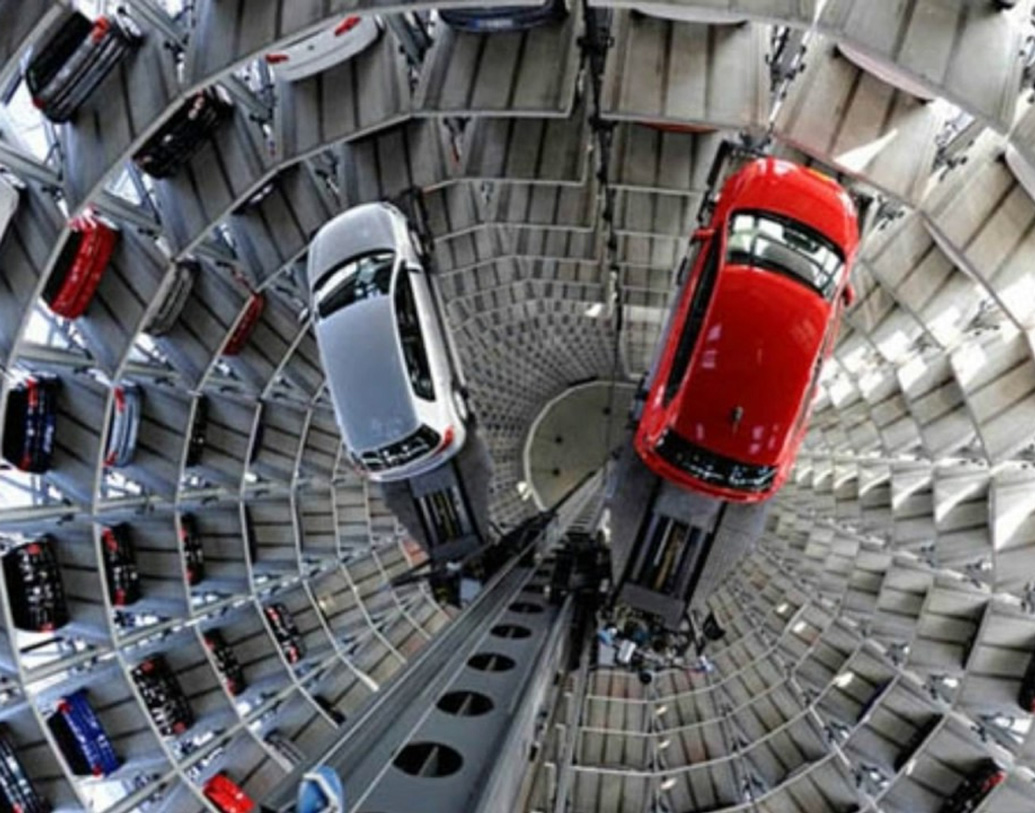 বাড়ির ছয়টি তলা কেবল গাড়ি রাখার জন্য বরাদ্দ করা হয়েছে। একটার পর একটা অত্যাধুনিক গাড়ির সংগ্রহ রীতিমতো তাক লাগিয়ে দেয়।