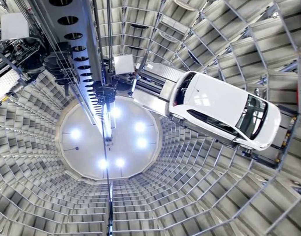 অম্বানী পরিবারে পাঁচ কোটির একটি গাড়ি-সহ আরও ১৬৮টি গাড়ি রয়েছে। সপ্তম তলাটি প্রাইভেট কার সার্ভিস স্টেশন হিসাবেই ব্যবহার করেন অম্বানীরা।