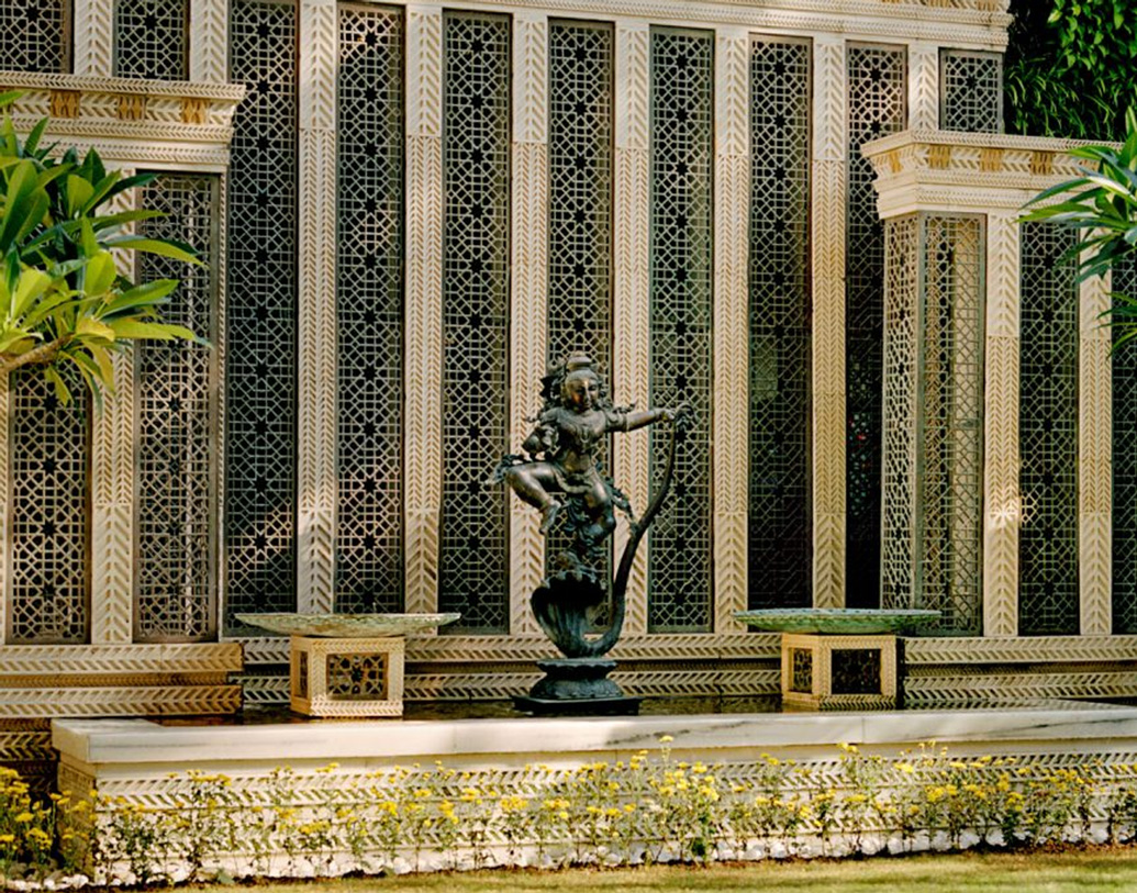 বাকিংহাম প্রাসাদের পরই বিশ্বের অন্যতম মূল্যবান বাড়ি এটি। মুম্বইয়ের আল্টামাউন্ট রোডের এই ম্যানসনটি প্রায় ৪ লক্ষ বর্গ ফুটের।