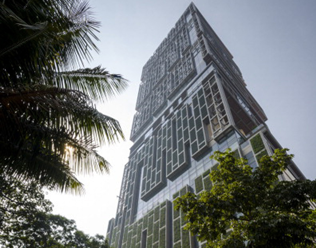 বাড়িটি নির্মাণে খরচ হয়েছিল ১৪ হাজার কোটির কাছাকাছি। তবে মুম্বইয়ের রিয়্যাল এস্টেটের হিসাব অনুযায়ী ধরলে এই বাড়িটির প্রতি বর্গফুটের দাম প্রায় ৮৫ হাজার টাকা।