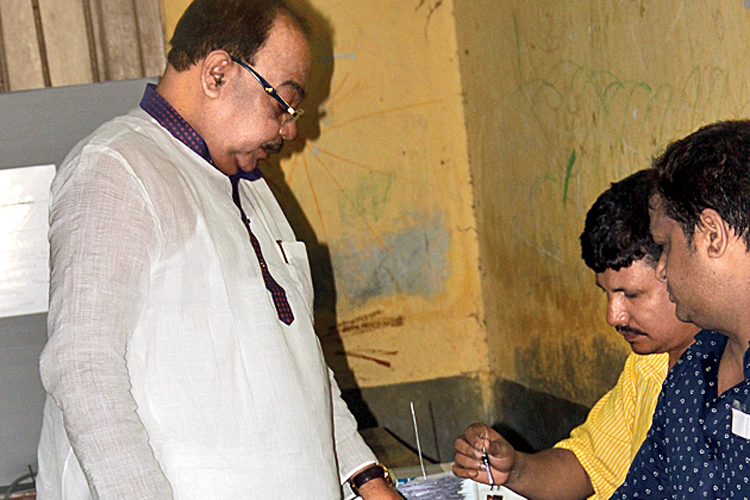  ভোটার: গড়াগাছার একটি স্কুলে ভোট দিচ্ছেন শোভন চট্টোপাধ্যায়। রবিবার। ছবি: অরুণ লোধ