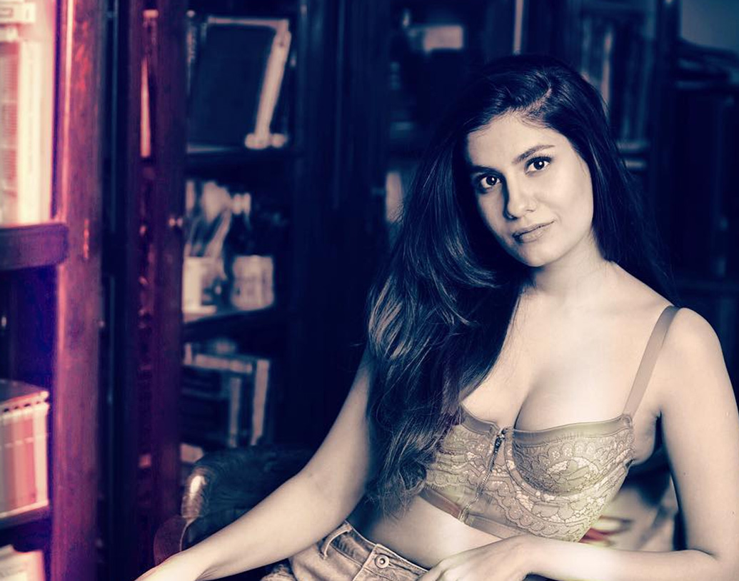 পড়াশোনায় বরবারই মেধাবী ছিলেন, সেখান থেকেই আচমকা যে বিনোদন জগতে প্রবেশ করবেন এমনটা কেউ ভাবেননি।