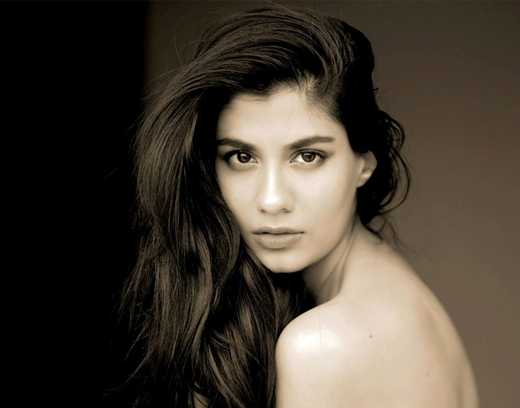 জোশ, স্নেহগীতম নামের দুটি ছবিতে কাজও করেন সেই সময়।