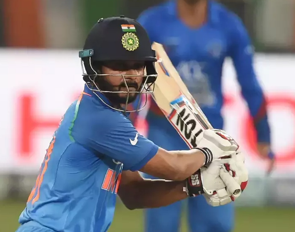 ভারতের মিডল অর্ডার ব্যাটসম্যান পুরোদস্তুর ফিট, জানিয়ে দিয়েছেন টিম ইন্ডিয়ার ফিজিও প্যাট্রিক ফারহার্ট। ফলে ২২ মে সতীর্থদের সঙ্গেই ইংল্যান্ড যাওয়ার বিমানে উঠছেন এই স্পিনার অলরাউন্ডার।