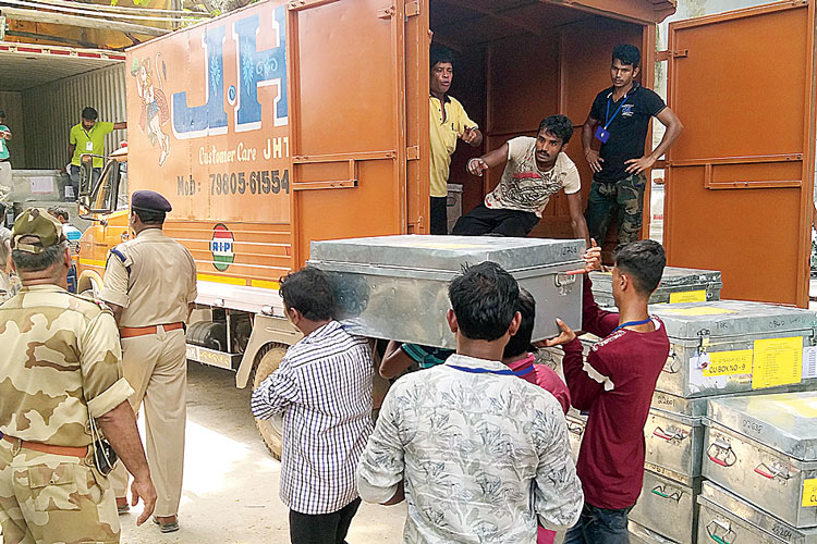 Lok Sabha Election 2019: Opposition alleges about fake votes in few boothss