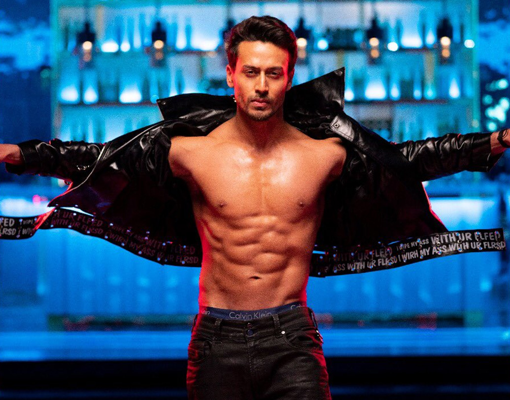 টাইগারের নাচের তালে মজেছেন দর্শকরা। মাইকেল জ্যাকসনের মতো মুন ডান্স কিংবা হৃত্বিক রোশনের ‘দিওয়ানা হ্যায় দেখো’-র তালে তিনিও মন ভরিয়েছেন দর্শকদের।