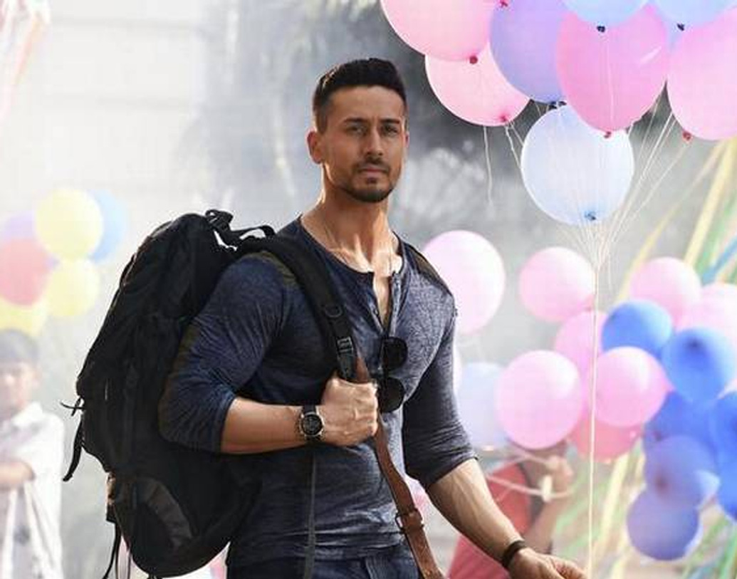 দর্শকদের মধ্যে কেউ কেউ সিনেমা শেষ হওয়ার পরও শিল্পী ও কলাকুশলীদের নাম দেখানো পর্যন্ত অপেক্ষা করেন। তাঁদের মধ্যেই এক জন প্রথমে দেখেন টাইগারের আসল নাম কী।