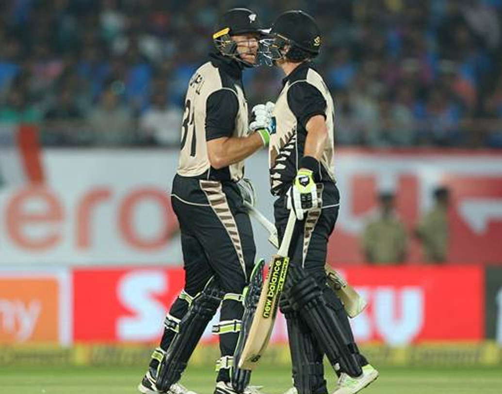 নিউজিল্যান্ডের ক্ষেত্রে মার্টিন গাপ্টিল ও কলিন মুনরো জুটিরই ওপেন করার সম্ভাবনা। দু’জনের গড় ২৫, সেঞ্চুরিও নেই ওপেনিংয়ে। তাই হেনরি নিকলসকে রাখার সম্ভাবনা রয়েছে মুনরোর বদলে।