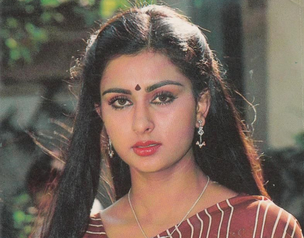 পুনমের সন্তানরাই নাকি চাননি, মা বলিউডে বেশি কাজ করুক। আস্তে আস্তে ছবি করা কমিয়ে দেন তিনি।