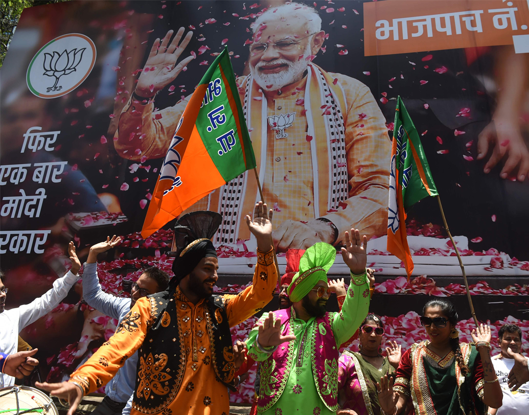 বুথফেরত সমীক্ষায় ইঙ্গিত ছিল। আজ, বৃহস্পতিবার লোকসভা নির্বাচনের ফল প্রকাশ হতেই বোঝা গেল দেশের মানুষ নরেন্দ্র মোদীর সরকারেই আস্থা রাখলেন।