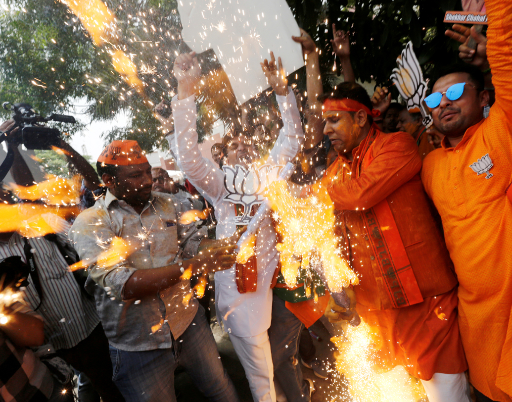 গেরুয়া ঝড়ে বেসামাল হিন্দি-বলয়। গুজরাত, মধ্যপ্রদেশ, রাজস্থান, উত্তরপ্রদেশ, ছত্তীসগঢ়, বিহার— সর্বত্রই কার্যত বিরোধীশূন্য পরিস্থিতি।