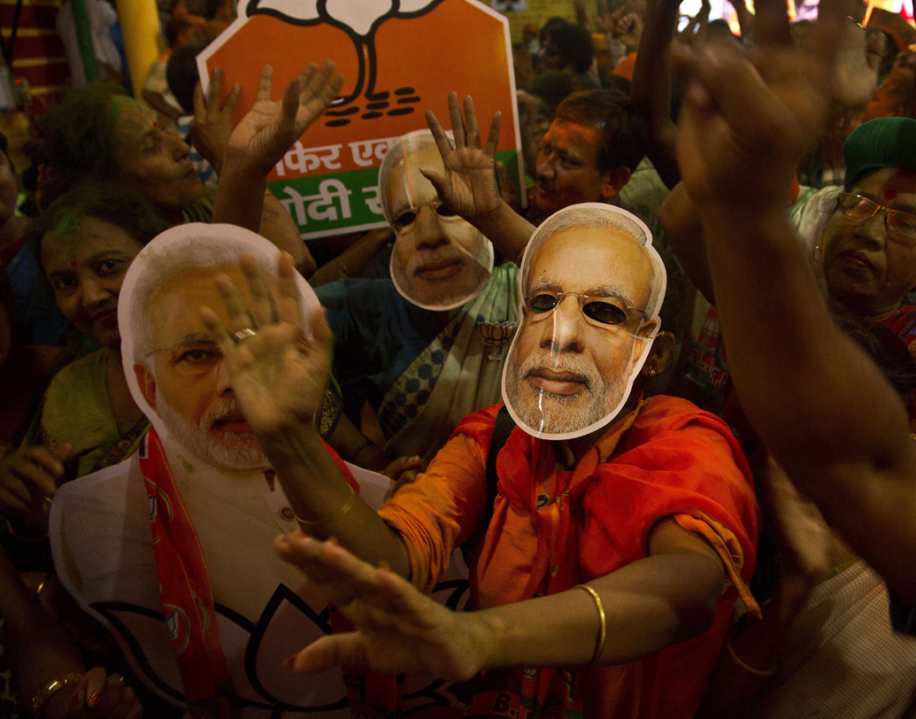 উত্তরপ্রদেশ যার, দেশ তার। এ রকম একটা কথা প্রচলিত রয়েছে রাজনীতিতে। বিজেপিকে থামাতে গড়া হয়েছিল মহাজোট। তাতেও লাভ হল না। বিজেপির দাপটে অখিলেশ-মায়াবতীর মহাজোটও বড় ধাক্কা খেল।