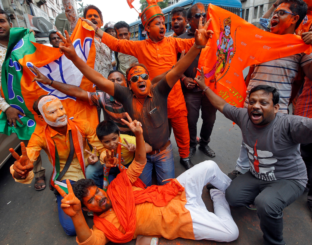 পশ্চিমবঙ্গে বিজেপির উত্থান নিয়ে আর কোনও ধোঁয়াশা থাকল না। সর্বত্রই শাসক তৃণমূলকে টক্কর দিয়ে এই রাজ্যে নিজের খুঁটি আরও শক্ত করল গেরুয়া শিবির। লাফিয়ে বাড়ল ভোট শেয়ার।