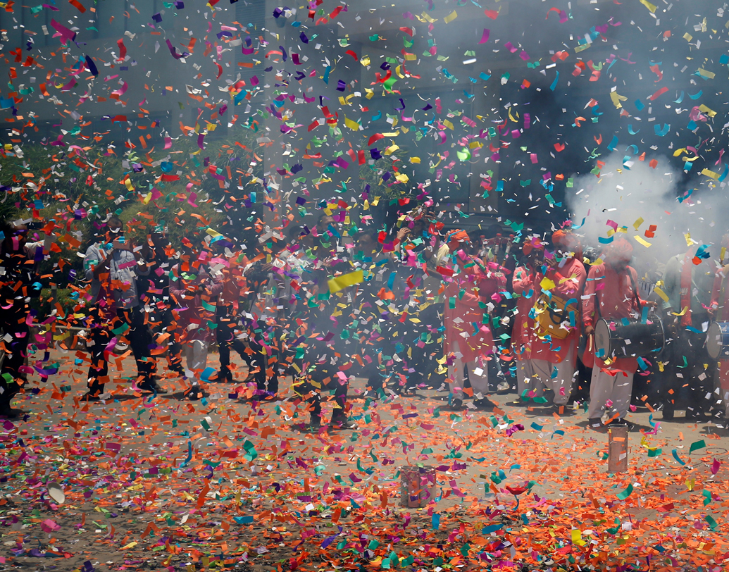 দিল্লিতেও আকাশে বাতাসে গেরুয়ার দাপট। এখানেও কংগ্রেস ও আম আদমি পার্টিকে ধরাশায়ী করল বিজেপি।