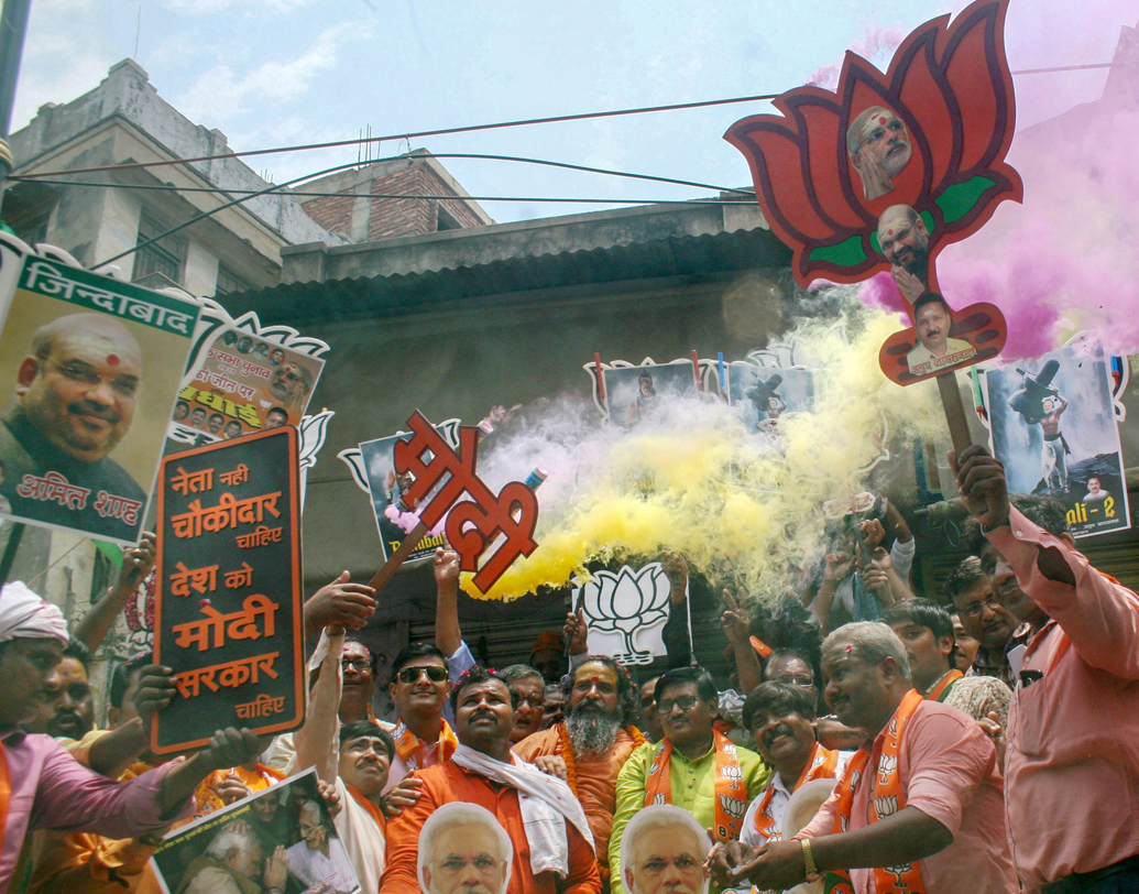 দক্ষিণে কর্নাটকেও কংগ্রেস-জেডিইউ শিবিরকে বিপর্যস্ত করে উঠল গেরুয়া ঝড়। ইয়েদুরাপ্পার দাপটে কার্যত কোনঠাসা সিদ্দারামাইয়া, এইচ ডি কুমারস্বামীরা।